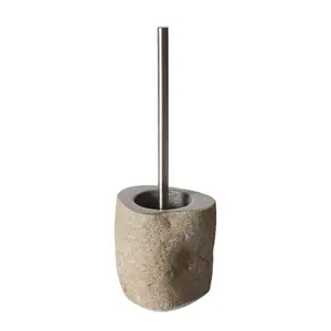 Toiletbørsteholder med stenlignende tekstur, uregelmæssig form og metalhåndtag.
